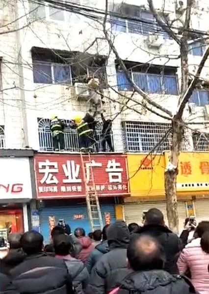 孕妇被困火场是谁把她救出来的？