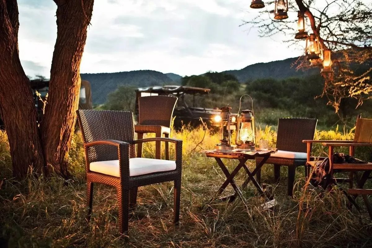 他把家具拍成了时尚大片的格调，香格里拉、四季等国际酒店都是它的忠实客户