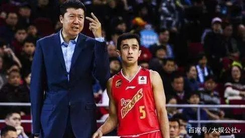 八一男篮退出CBA，球员可以转会，王治郅该怎么办？