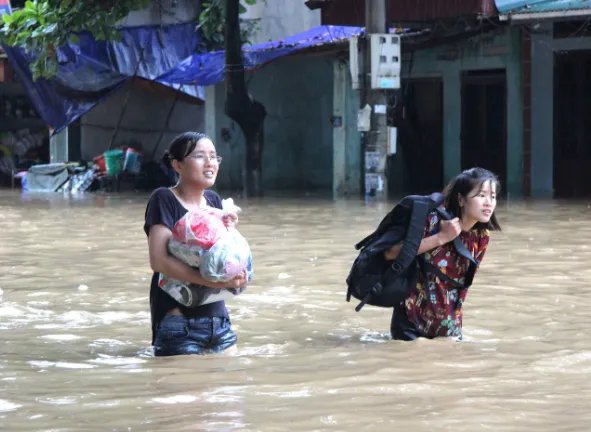 长江第5号洪水形成将会对附近区域造成什么影响？