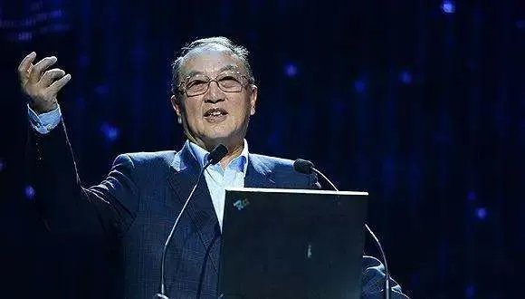 联想集团柳传志入选小学教科书，引发网友争议，你怎么看呢？