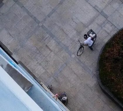 女大学生用床单从6楼吊外卖说明了什么？