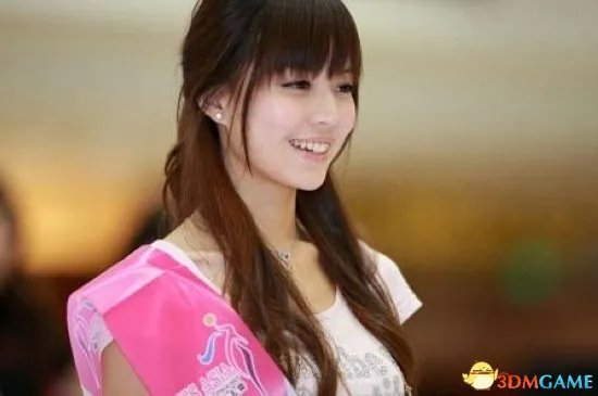 深大校花温健婷新旧照片对比：青涩退去变优雅