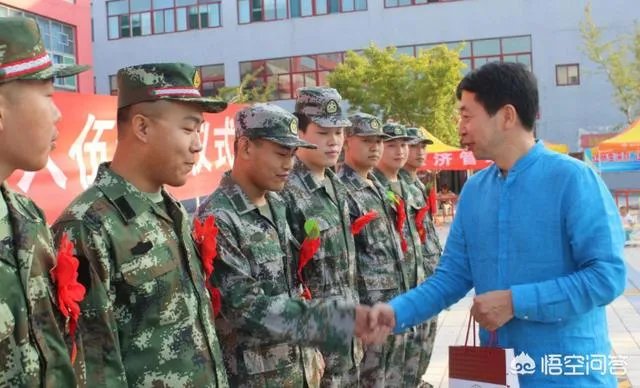 我儿子今年高考，成绩上不了本科，是去当兵好，还是报个大专学校再去当兵好？