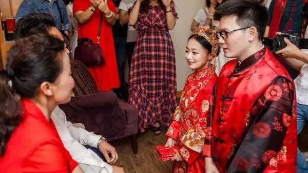 接亲时女方父母临时索要5万上车费遭拒：事先说好只要10万彩礼，怎么办？