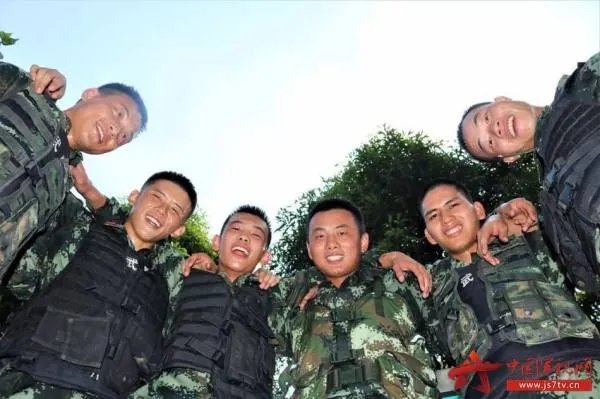 当兵后悔两年，不当兵后悔一辈子。 是什么意思？？