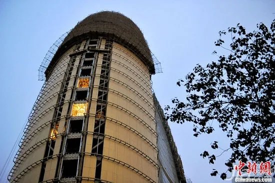 人民日报新大楼披上“土豪金”似黄金甲