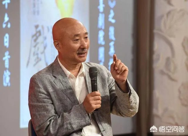 陈佩斯深夜发文缅怀春晚开创者黄一鹤，却因使用繁体字遭到网友热议，对此你怎么看？