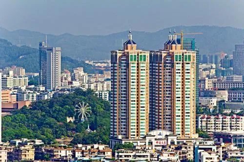 很多小区的电梯里都会有广告招商牌，这些广告费到底应该谁得？