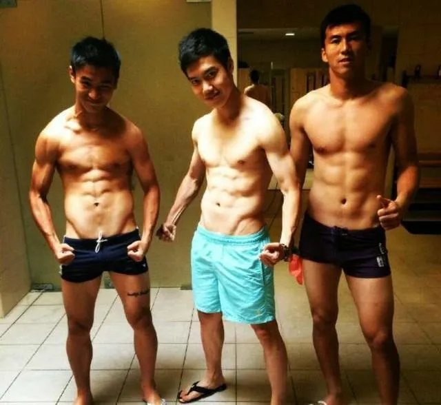 韦世豪脱衣庆祝晒肌肉，有球迷说：没纹身的话打满分，你怎么看？