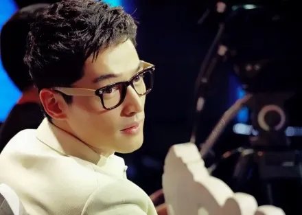 湖南卫视完美释放胡歌在节目中带的眼镜是什么牌子的，哪有买？