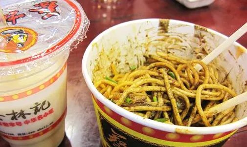 热干面必须放芝麻酱吗？一碗热干面需要放多少芝麻酱？