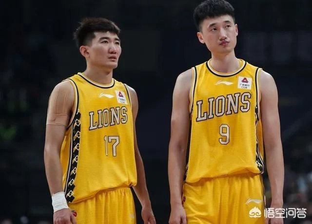 CBA第二轮，史蒂芬森一攻一防让孙铭徽领到一个技犯一个违体犯规，当时发生了什么？