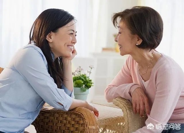 美女女友陪男乡回乡过年不干活遭差评，你怎么看？