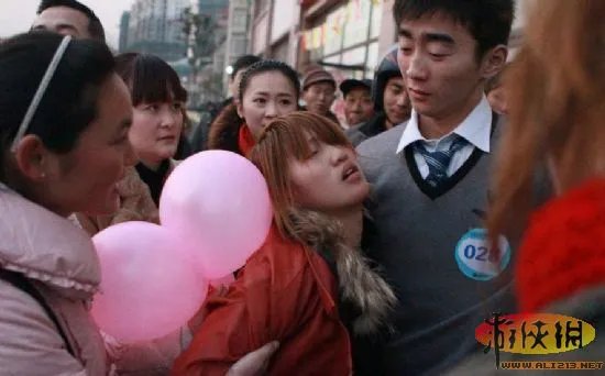 “接吻”马拉松？合肥上演接吻大赛多人晕倒