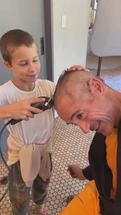 小罗伯特唐尼为新剧剃光头 孩子将其装扮成“南瓜头”