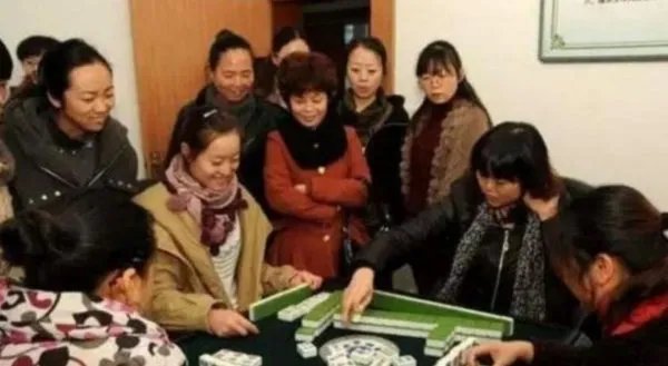 四川新郎接亲被要求打赢麻将才能接走新娘，是如何定输赢的？