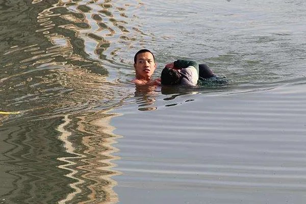 的哥救轻生女子被水冲走，她想死，为何要救她？