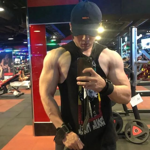 南拳妈妈组合中，39岁张杰参加健美比赛，体脂低至8%，这肌肉是认真的吗？