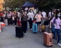 粗暴发工作证后，离职员工被同行派车秒接收，如何评价这骚操作？