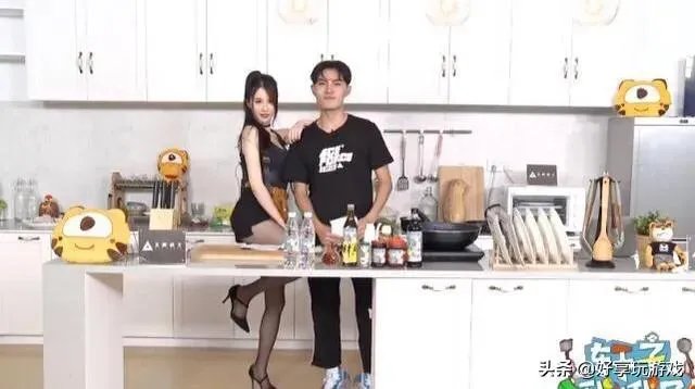 虎牙主播心态与轩子巨2兔录节目，直播中意外流鼻血，心态：这腿谁顶得住！如何评价？