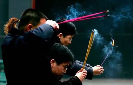 形容迷信的成语