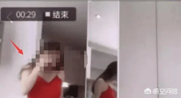 女主播在直播时太热更换衣服，忘记关摄像头“被镜子出卖”，这是故意炒作么？