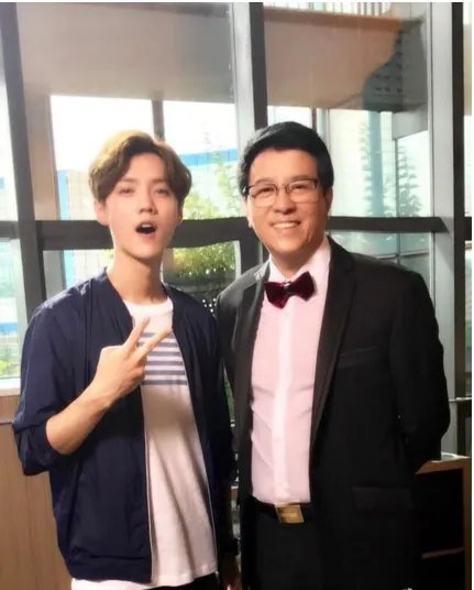 关晓彤爸爸曾晒与鹿晗合照过？