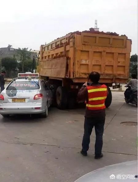 学员误把油门当刹车撞人致死！事发时，教练还在呼呼大睡，你怎么看？