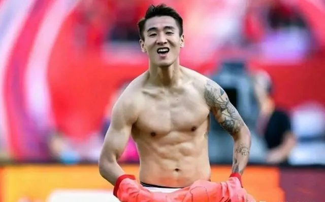 韦世豪脱衣庆祝晒肌肉，有球迷说：没纹身的话打满分，你怎么看？