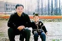 黄子韬八月曾为父祈福，其父是在何时患病的？