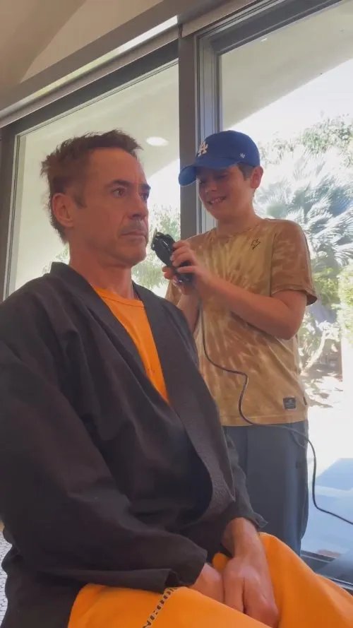 小罗伯特唐尼为新剧剃光头 孩子将其装扮成“南瓜头”