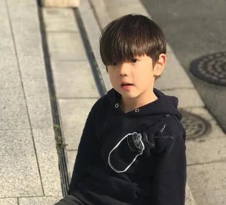 霍思燕儿子嗯哼长大了，单眼皮变成双眼皮，颜值爆表，你觉得帅吗？