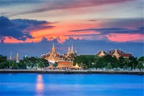 英国政府把钱拿去救援游客，为什么却不给Thomas Cook？