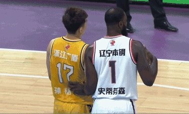 CBA第二轮，史蒂芬森一攻一防让孙铭徽领到一个技犯一个违体犯规，当时发生了什么？