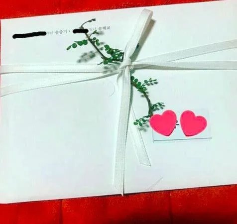 陈小春怀旧，黄晓明奢华，明星结婚请帖都如何设计？