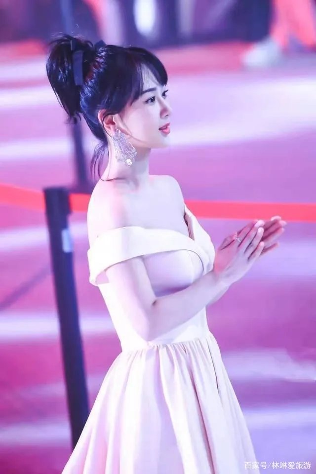 杨紫被骂耍大牌，肖战被骂偷看杨紫胸部，活动现场真相还原。后来如何？