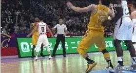 CBA第二轮，史蒂芬森一攻一防让孙铭徽领到一个技犯一个违体犯规，当时发生了什么？