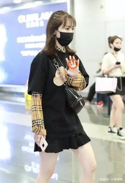 马蓉美腿吸睛现身机场，左手的戒指成为另一个焦点，有新恋情了吗？