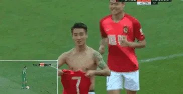 韦世豪脱衣庆祝晒肌肉，有球迷说：没纹身的话打满分，你怎么看？