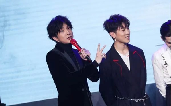 薛之谦摔话筒事件是啥