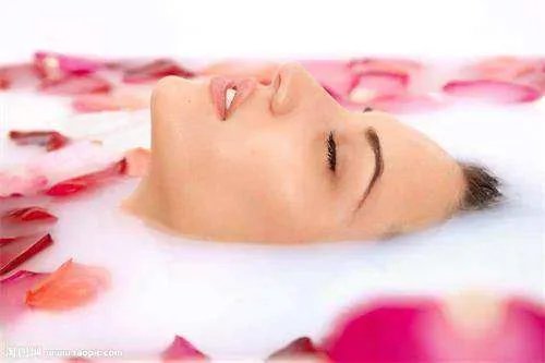 用纯牛奶敷脸真的可以美白吗？