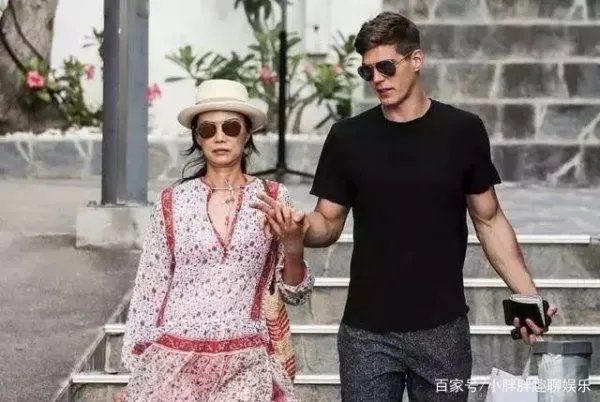 嫁豪门，恋上小鲜肉，52岁的邓文迪过得怎么样？