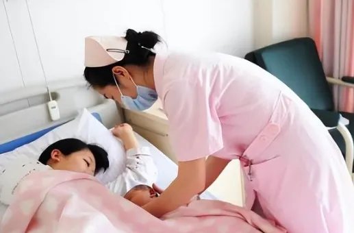 贵州一家属说不出产妇全名，护士拒绝给娃，如何评价该护士的做法？