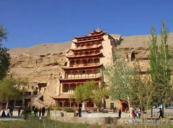 敦煌雨势加大，莫高窟崖体有碎石掉落暂停开放，凡已预订今日门票未出票订单可退，已出票需窗口办理退票。你怎么看？