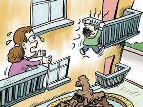 幼童坠落阳台事件频发，高层住宅是否该选择封闭阳台？