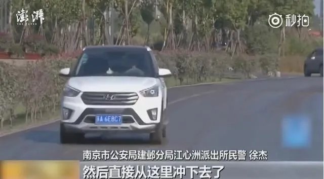 南京女司机开车玩手机，百万玛莎拉蒂进水塘报废，你怎么看？