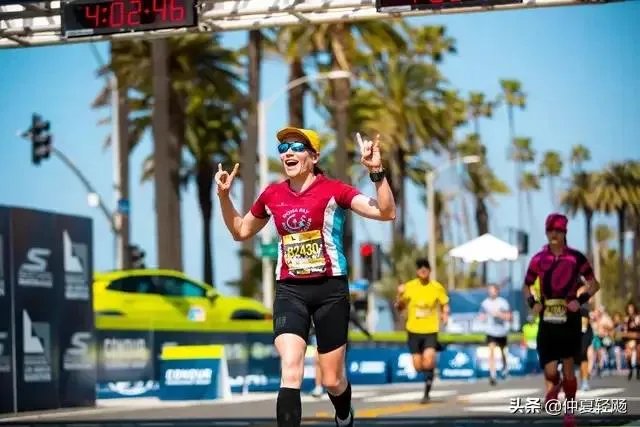 如何看待美国加州因新冠疫情影响进入紧急状态下，约27000人参赛的洛杉矶马拉松依旧正常举行？