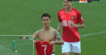 韦世豪脱衣庆祝晒肌肉，有球迷说：没纹身的话打满分，你怎么看？