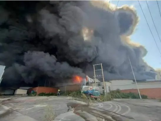 昆明呈贡一仓库起火了，导致其起火的原因是什么？